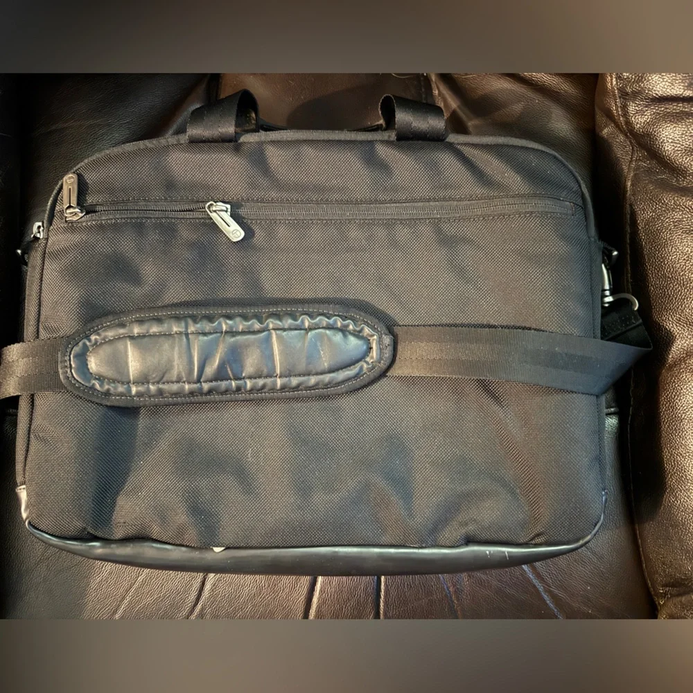 Tumi T-Tech laptop messenger bag or briefcase